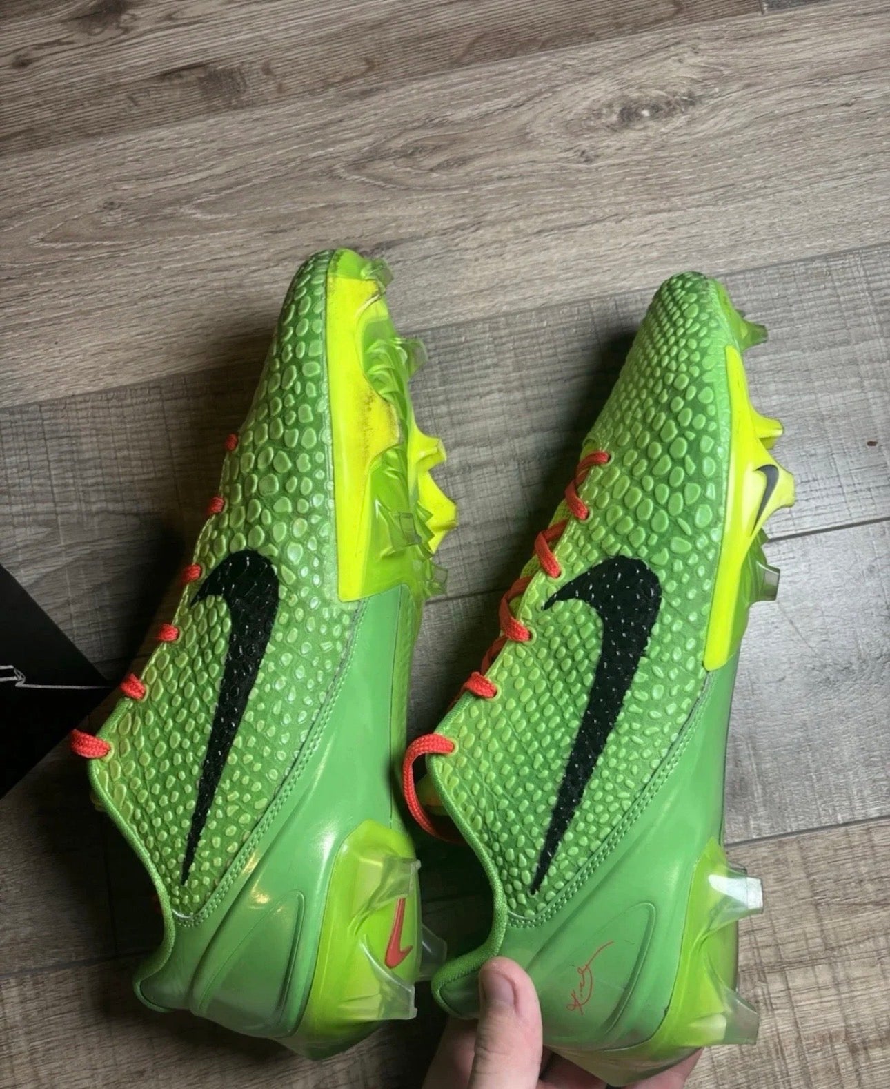 Kobe grinch cleats
